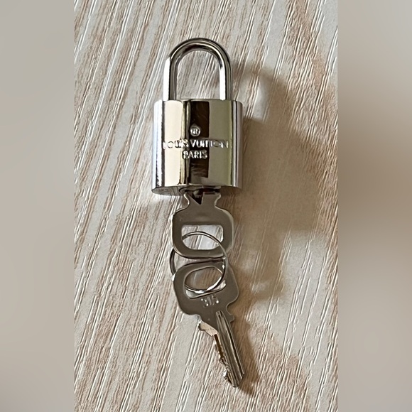 LV Silver-tone lock & keys(2) #315 - Picture 3 of 7
